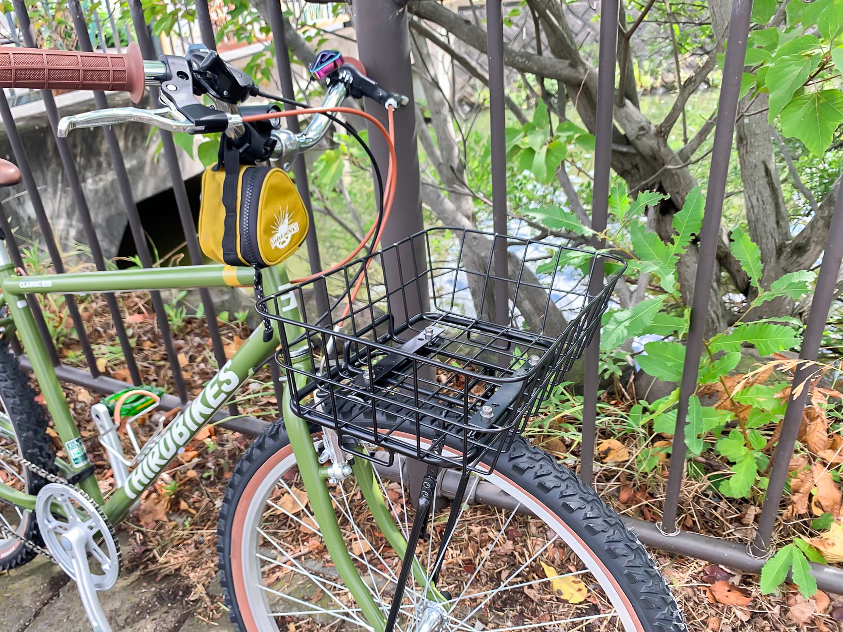 バナナワークス　ナイスバスケットとプラムピィフロントキャリヤのセット Amazon | バナナワークス(Banana Works) プラムピィフロント