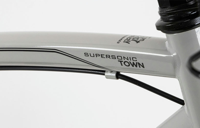 ＼アウトレット／［THIRDBIKES］ スーパーソニックタウン サードバイクス ［27インチ｜外装6段変速｜LEDオートライト｜Vブレーキ｜カギ付き｜BAA認証｜150cmから｜クロスバイク］